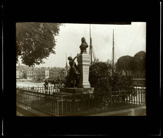[Vannes. Statue de Lesage sur le quai de la Rabine : vue d'ensemble de la statue, en arrière plan les mâts des bateaux et la ville] / [cliché de Joseph Bellec].
[ca 1905]