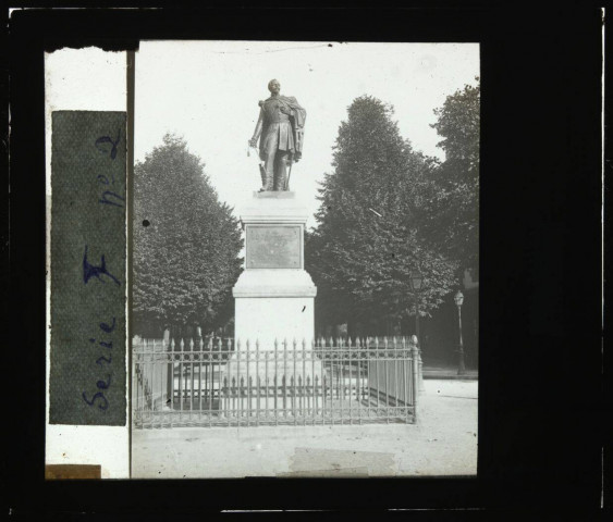 [Pontivy. Statue du Général de Lourmel sur la place d'Armes : vue d'ensemble et de face] / [cliché de Joseph Bellec].
[ca 1905]