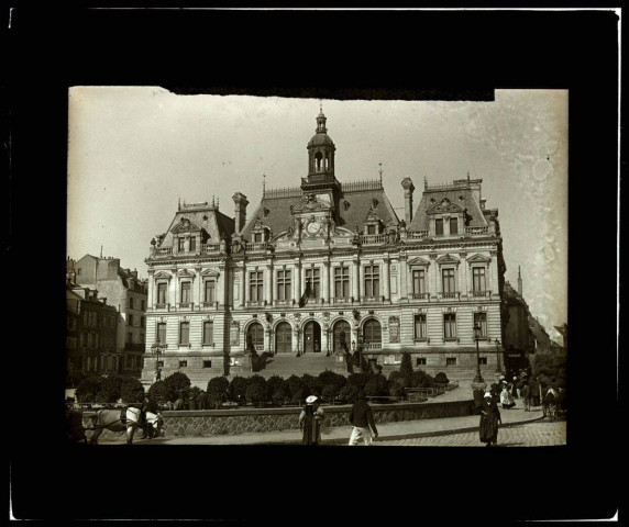 [Vannes. Hôtel de ville : vue de la façade] / [cliché de Joseph Bellec].
[ca 1905]