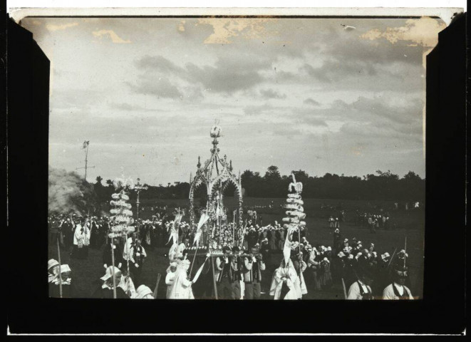 [Pardon : procession en marche, des ''moutons blancs'' portent les bannières et la statue, le clergé est en tête] / [cliché de Joseph Bellec].
[ca 1905]