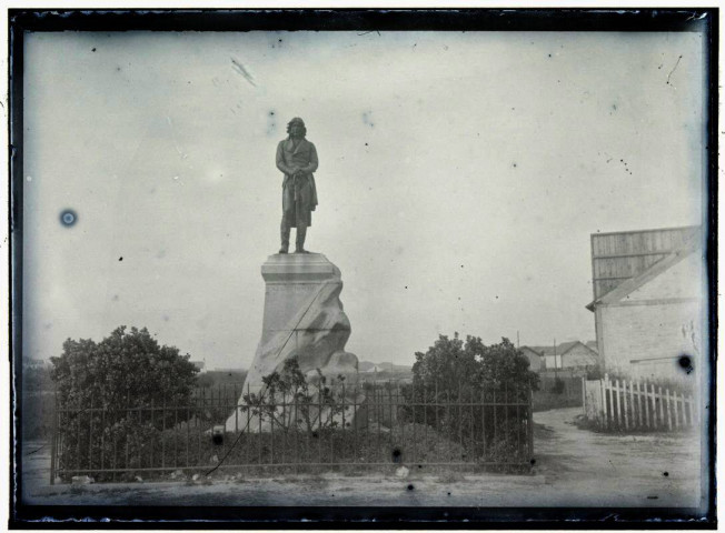 [Statue de Lazare Hoche à Quiberon, montée sur un socle, en arrière plan la campagne] / [cliché de Joseph Bellec].
[ca 1905]