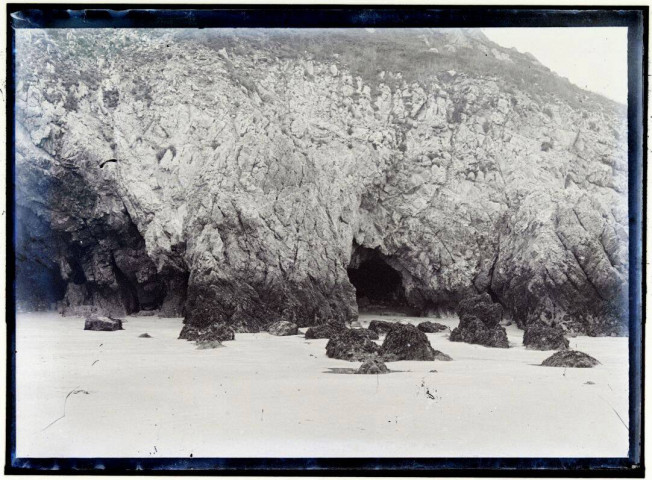 [Bord de mer : falaise rocheuse à marée basse] / [cliché de Joseph Bellec].
[ca 1905]