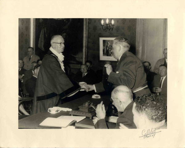 [Signature du jumelage Pontivy-Tavistock : poignée de mains entre M. Lambert sénateur-maire de Pontivy et le maire de Tavistock à la mairie de Pontivy]