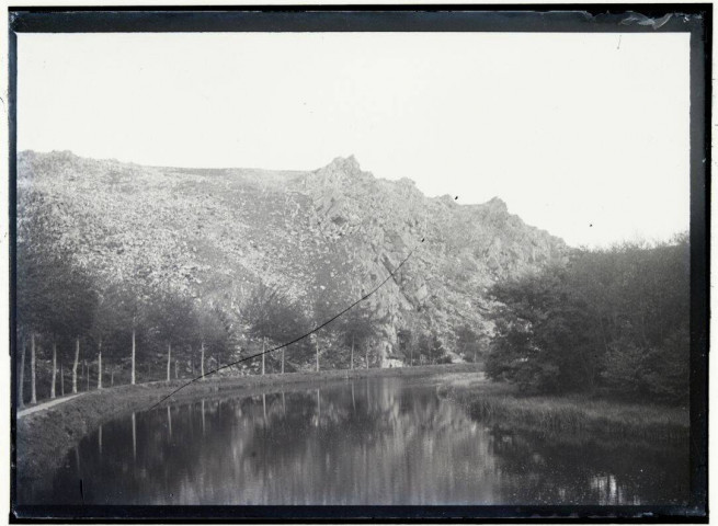 [Le Blavet (?) : vue générale du cours d'eau et des collines environnantes] / [cliché de Joseph Bellec].
[ca 1905]