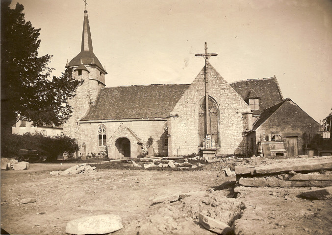 La place située davant l'église Saint-Mériadec après le transfert du cimetière à l'extérieur