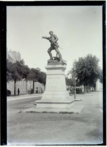 [Saint-Malo : statue de Robert Surcouf, en arrière plan une allée bordée d'arbres] / [cliché de Joseph Bellec].
[ca 1905]