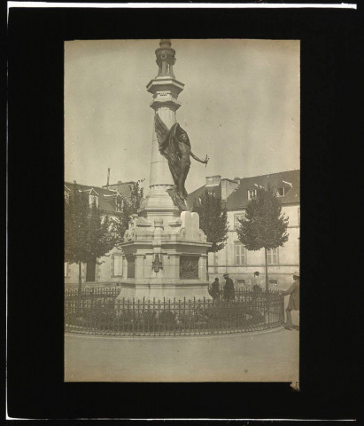 [Pontivy. Monument des fédérations bretonnes-angevines : vue d'ensemble, de 3/4, de la colonne et du génie en bronze] / [cliché Joseph Bellec].
[ca 1905]
