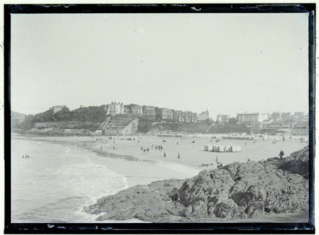 [Bord de mer, Dinard, plage de l'écluse : panorama de la côte et de la plage, en arrière plan la station balnéaire] / [cliché de Joseph Bellec].
[ca 1905]