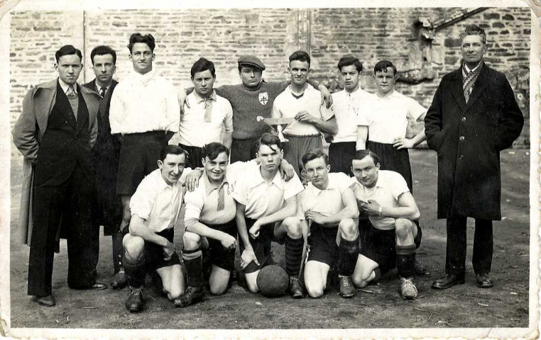 [Equipe première de la Garde Saint-Ivy champion des Patronages du Morbihan, saison 1935-1936]. - [s.l.] : [s.n.], [ca 1936]