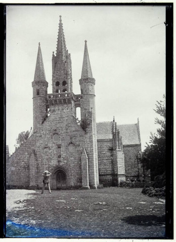 [Le Faouët. Chapelle Saint-Fiacre : vue d'ensemble de la façade, au premier plan un homme debout regarde le sommet] / [cliché de Joseph Bellec].
[ca 1905]