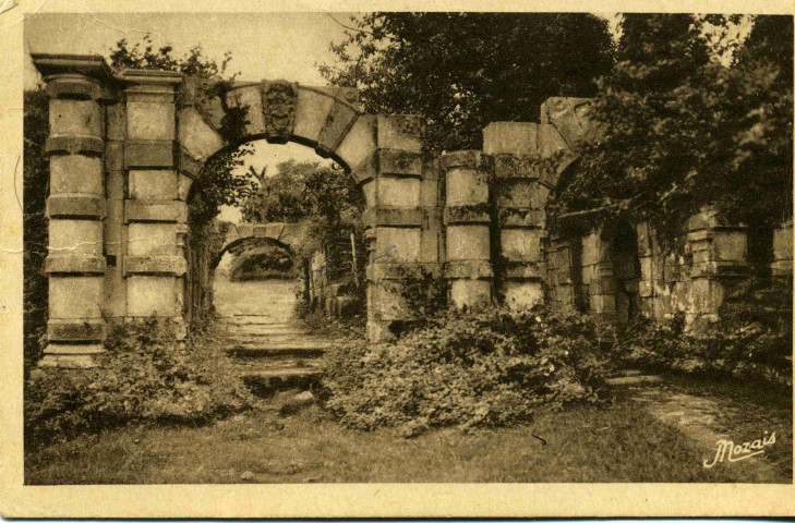 [Pontivy et ses environs : Ruines du Château de Rimaison riche construction Renaissance de 1581]. 56 NantesNozais[ca 1930]