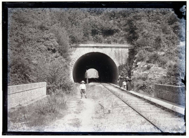[Saint-Nicolas-des-Eaux en Pluméliau. Tunnel ferroviaire sur la ligne Auray-Pontivy : des femmes marchent le long de la voie, un jeune garçon regarde l'objectif] / [cliché de Joseph Bellec].
[ca 1905]