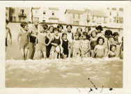 Groupe d'enfants les pieds dans l'eau