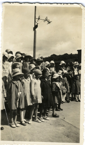 Groupe d'enfants sur le quai de la gare de Pontivy