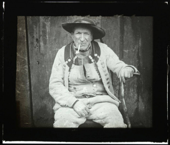 [Guémené-sur-Scorff. Vieillard assis la pipe à la bouche : portrait de face / [cliché de Joseph Bellec].
[ca 1905]