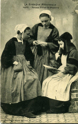 Jeunes filles de Pontivy.
Saint-BrieucWaron1906
La Bretagne pittoresque ; 1070