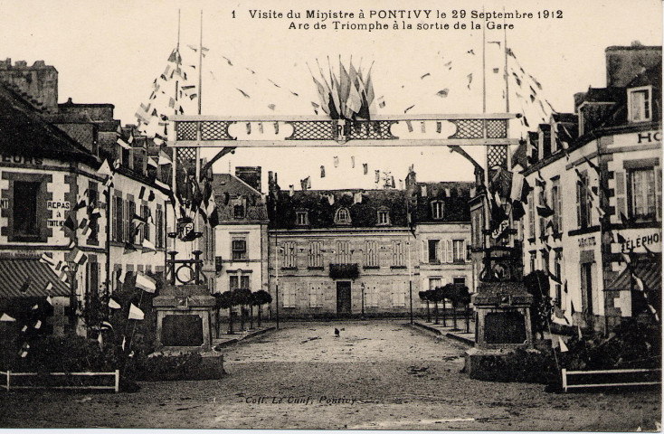 Visite du Ministre à Pontivy le 29 Septembre 1912 : Arc de Triomphe à la sortie de la Gare.
PontivyLe Cunff[ca 1915 ]
 