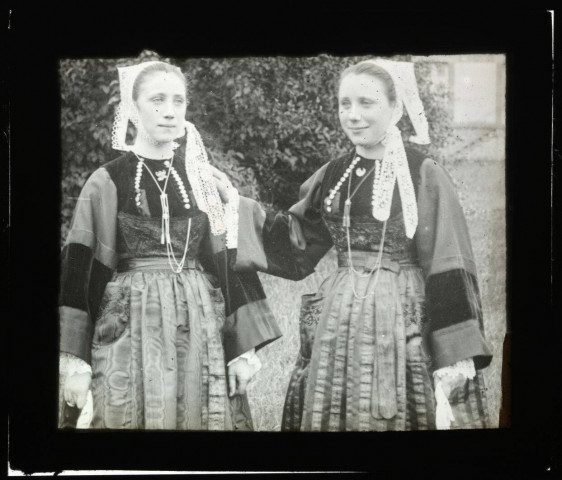 [Guéméné-sur-Scorff. Deux jeunes filles en costume : portrait en buste, de face] / [cliché de Joseph Bellec].
[ca 1905]