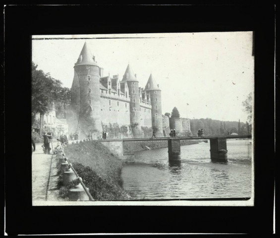 [Josselin. Château de Josselin : vue de la façade et des trois tours donnant sur l'Oust] / [cliché de Joseph Bellec].
[ca 1905]