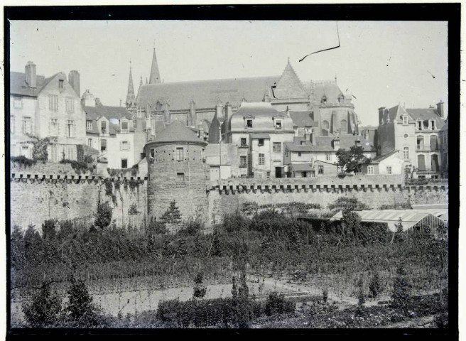 [Vannes. La ville et les remparts : au premier plan jardins et serres, en arrière plan l'église] / [cliché de Joseph Bellec].
[ca 1905]