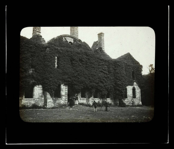 [Saint-Gelven. Abbaye de Bon Repos : vue de la façade devant laquelle un photographe immortalise une famille] / [cliché de Joseph Bellec].
[ca 1905]