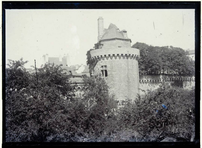 [Vannes. Remparts : vue sur une tour, au premier plan, des arbres] / [cliché de Joseph Bellec].
[ca 1905]