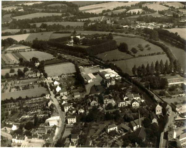 [Vue aérienne du quartier de Tréleau : au premier plan les vieux moulins, la cheminée de la tannerie ; en arrière plan les locaux de la SILVI]