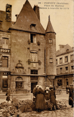 Pontivy (Morbihan). Place du Martray. Maison à tourelle de 1578.
NantesNozais[1938 ? ]
38