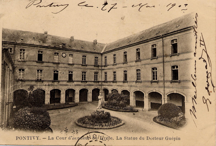 Pontivy. La Cour d'honneur du Lycée. La Statue du Docteur Guépin.
PontivyVeuve Marchal[1903 ? ]
 