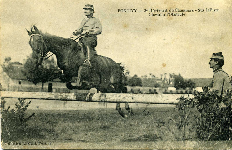 Pontivy : 2e Régiment de Chasseurs. sur la piste Cheval à l'Obstacle.
PontivyLe Cunf[1911]-[1920]