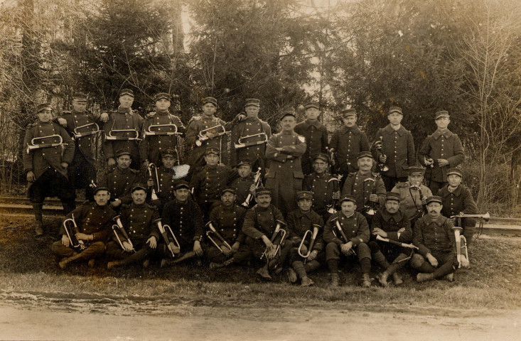 [Groupe appartenant au régiment des 2e Chasseurs posant avec leur clairon].
[S.l.][s.n.][ca 1920 ]
 