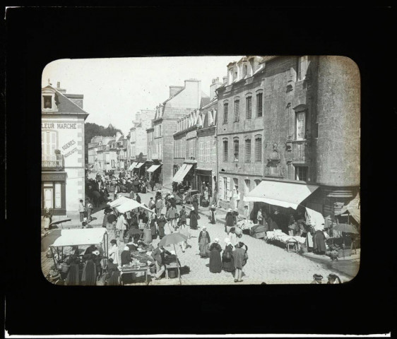 [Pontivy. Marché rue de Neulliac : vue plongeante, prise au niveau de la place du Martray, sur les vendeurs et les chalands] / [cliché de Joseph Bellec].
[ca 1905]