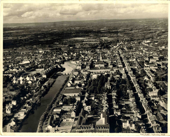 [Vue aérienne de Pontivy : au premier plan la cour du collège Charles Langlais]