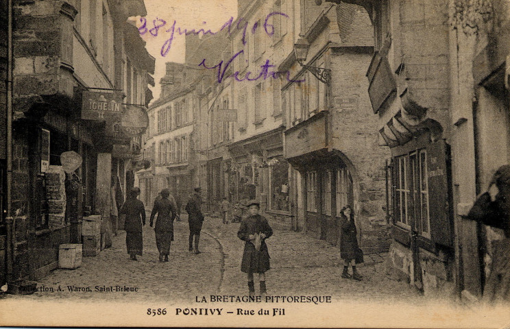 Pontivy. Rue du Fil.
Saint-BrieucWaron[1916 ? ]
La Bretagne pittoresque ; 8586