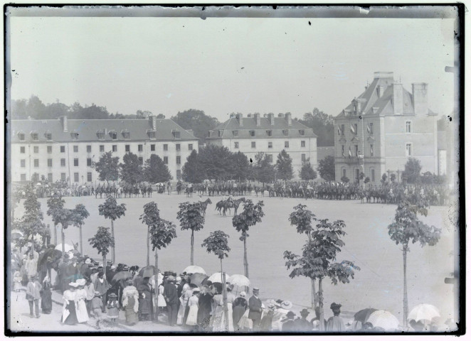 [Pontivy. Le château des Rohan : vue sur la tour Sud et une partie des remparts surmontés de lierre / cliché d'Ernest Blat].
1905