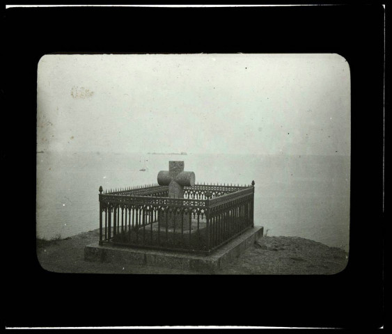 [Saint-Malo, île du Grand-Bé. Vue du tombeau de Châteaubriand avec la mer en arrière plan] / [cliché de Joseph Bellec].
[ca 1905]