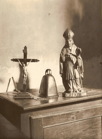 Crucifix, cloche dite "Bonnet de saint Mériadec", statue de saint Mériadec