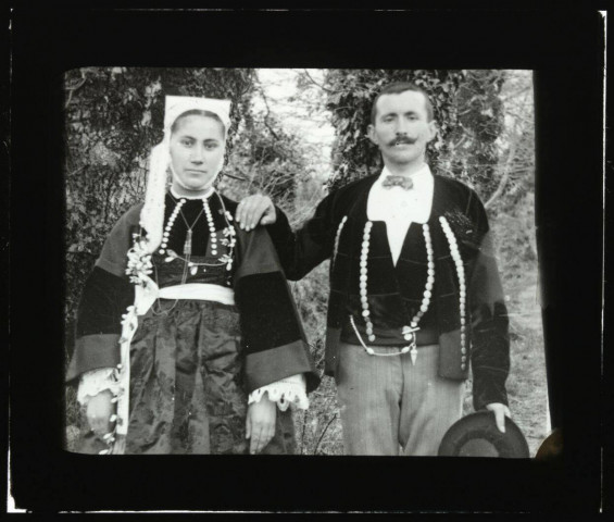 [Guémené-sur-Scorff. Jeunes mariés en costume traditionnel : portrait en buste] / [cliché de Joseph Bellec].
[ca 1905]