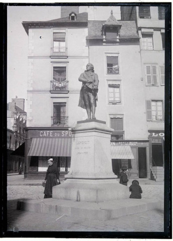 [Rennes. Statue de Leperdit en pied : vue d'ensemble du monument, à l'arrière plan un café ] / [cliché de Joseph Bellec].
[ca 1905]