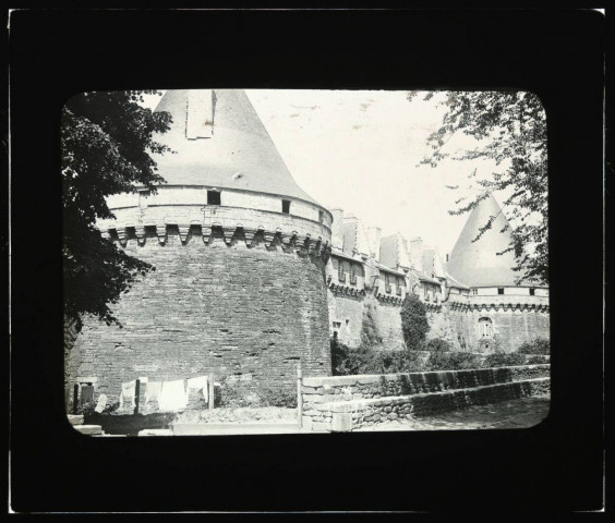 [Pontivy. Château des Rohan : vue de la tour Nord et de la façade en prolongement, au premier plan, du linge sèche sur un fil] / [cliché de Joseph Bellec].
[ca 1905]