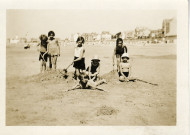 Petit groupe d'enfants jouant sur la plage