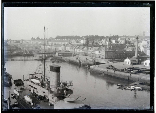 [Brest. Le port de commerce (?) : vue plongeante sur un bateau à quai et la ville en arrière plan] / [cliché de Joseph Bellec].
[ca 1905]