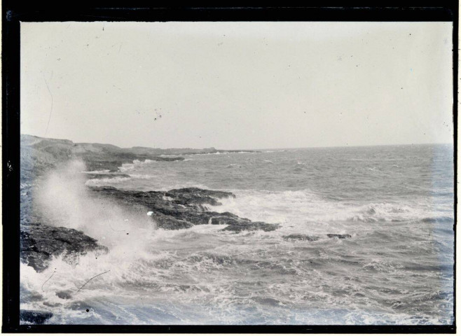 [Bord de mer : vue d'ensemble de la mer déferlant sur les rochers] / [cliché de Joseph Bellec].
[ca 1905]