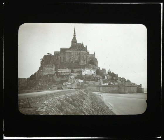 [Mont-Saint-Michel. Vue d'ensemble du Mont depuis la route d'accès] / [cliché de Joseph Bellec].
[ca 1905]