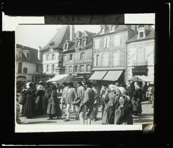 [Pontivy. Le marché place du Martray : au premier plan des chalands, en arrière plan la statue d'Ange Guépin] / [cliché de Joseph Bellec].
[ca 1905]