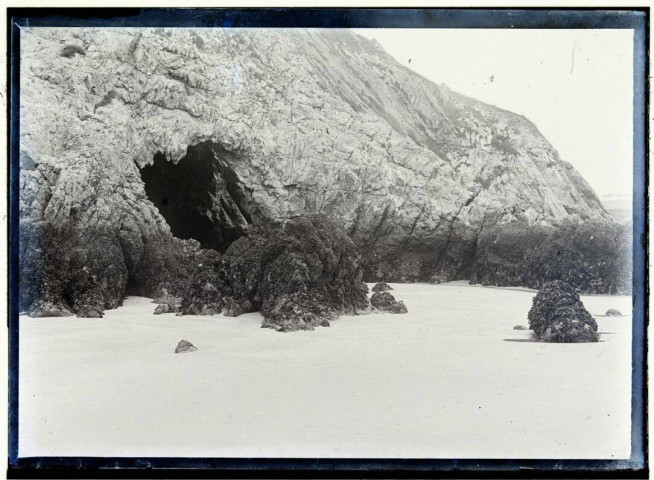 [Bord de mer : vue rapprochée d'une falaise rocheuse à marée basse] / [cliché de Joseph Bellec].
[ca 1905]