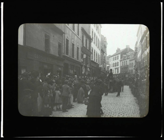 [Revue militaire : à droite de la rue des carabiniers, à gauche la foule, au centre un cavalier sabre au poing] / [cliché de Joseph Bellec].
[ca 1905]