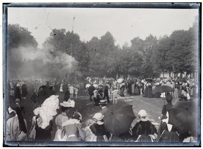 [Carmès en Neulliac. Pardon : vue sur la foule rassemblée autour du bûcher fumant] / [cliché de Joseph Bellec].
[ca 1905]