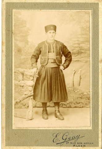 photographie d'un soldat en costume de Zouave.