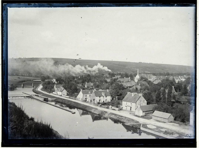 [Le Blavet à Saint-Nicolas-des-Eaux : vue plongeante sur un canal bordé d'habitations] / [cliché de Joseph Bellec].
[ca 1905]